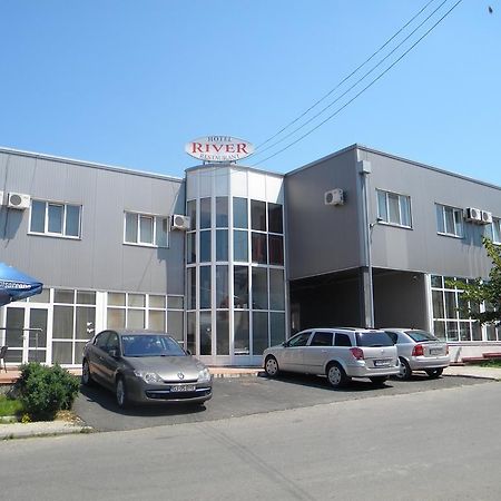 Hotel River Targu Jiu Phòng bức ảnh