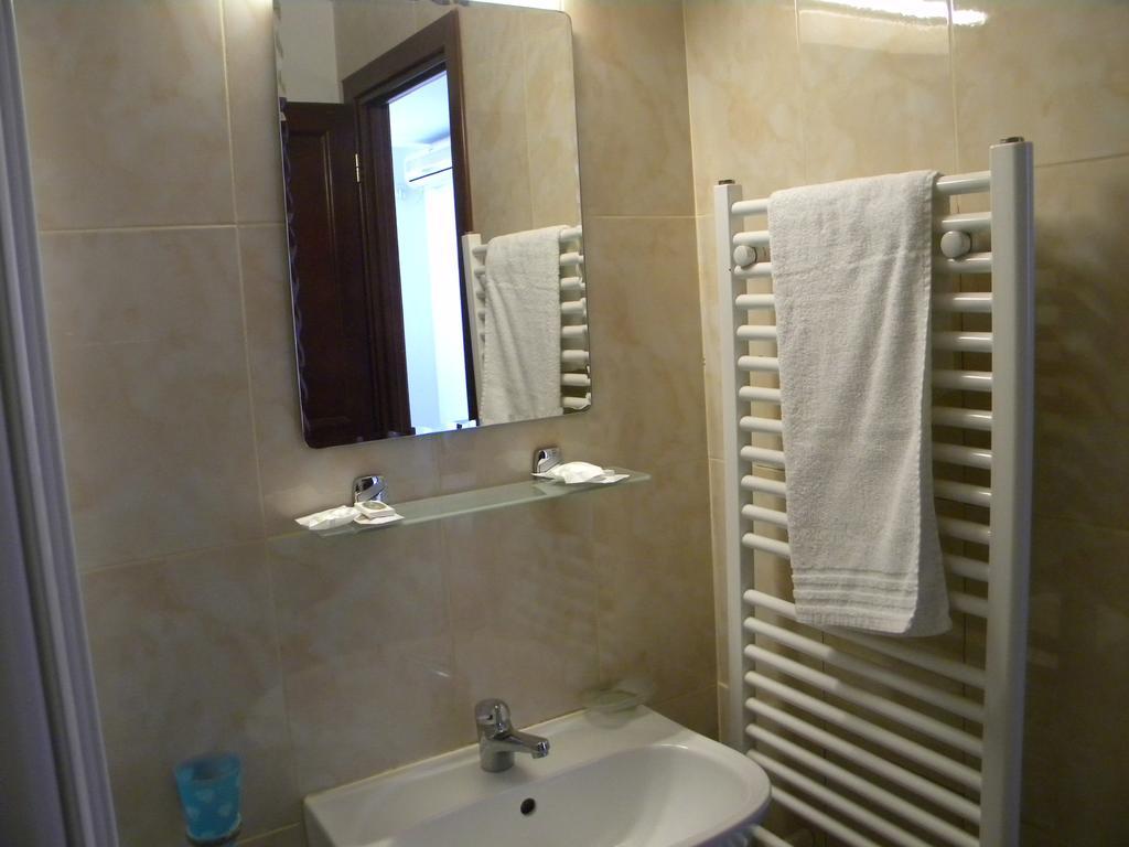 Hotel River Targu Jiu Phòng bức ảnh